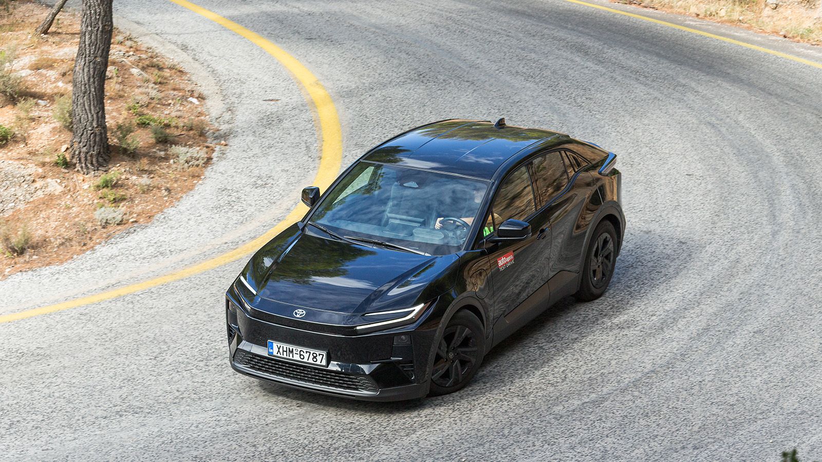 Toyota C-hr+. Τι βαθμό παίρνει σε κατανάλωση, χώρους, επιδόσεις, εγγυήσεις.